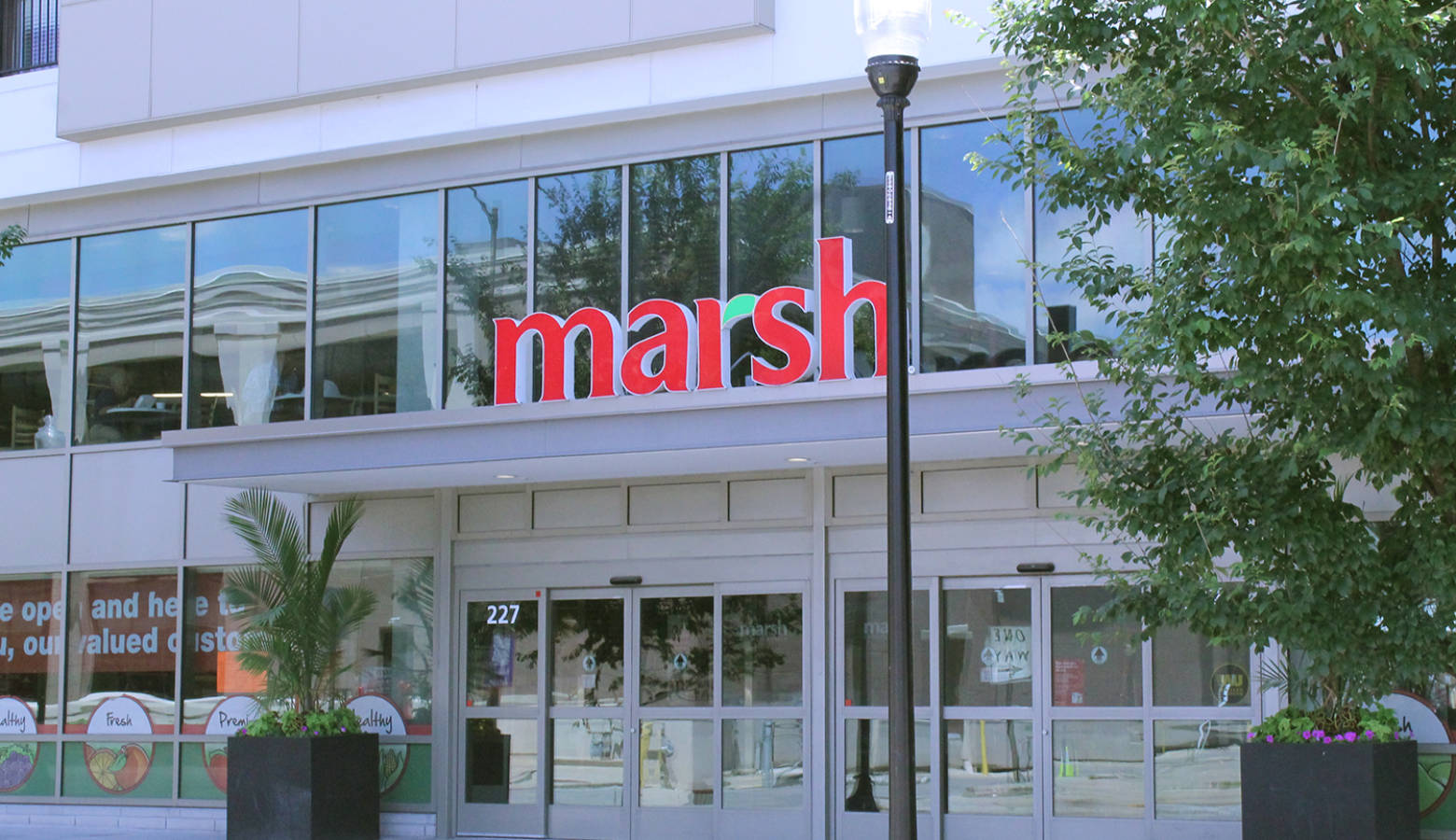 A Kroger subsidiary made an offer on 11 Marsh stores, including this one in Indianapolis, at Monday's bankruptcy auction. (Lauren Chapman/IPB News)
