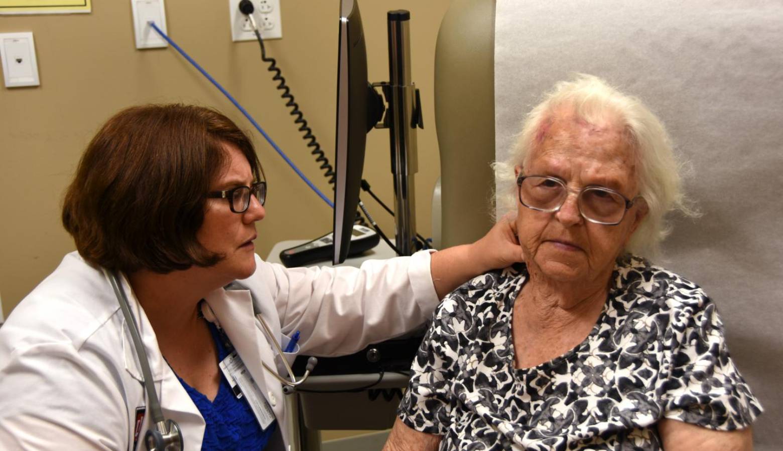 Jennifer Carnahan, MD of the Regenstrief Institute and Indiana University Center for Aging Research and Indiana University School of Medicine examines an Eskenazi Health patient. (Photo courtesy of Eskenazi)