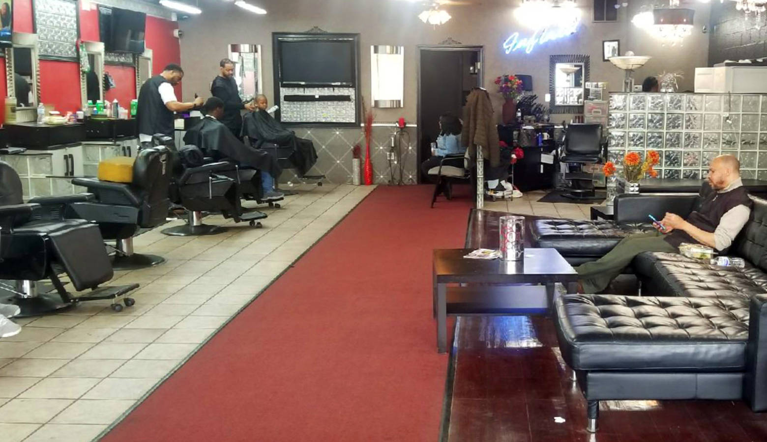 Business finally winds down at Infiniti Men’s Salon after all-day health screenings at the barbershop. (Samantha Horton/IPB News)
