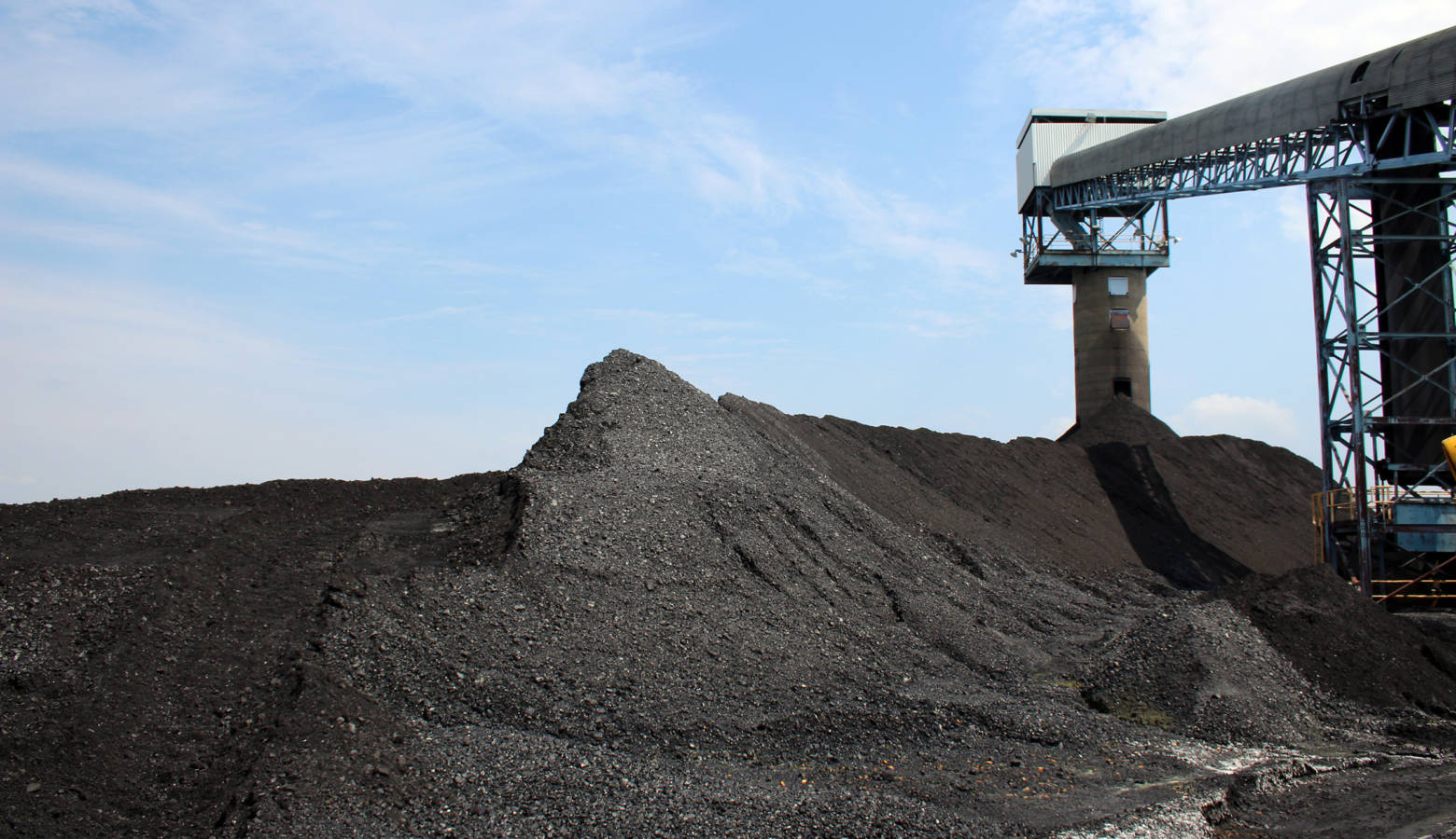 Illinois Basin coal piles up around Alliance Coal's conveyor belt at the Port of Mt. Vernon, waiting for transport on barges to regional power plants. (FILE PHOTO: Annie Ropeik/IPB News)
