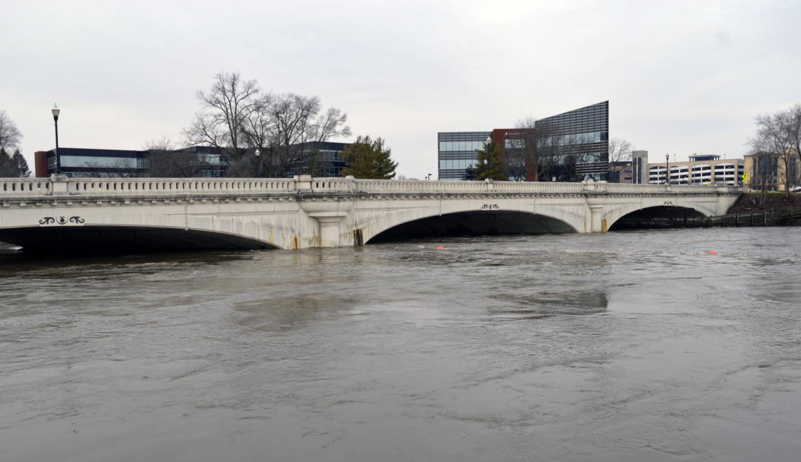 The bridge where Jefferson Boulevard crosses the St. Joseph River in South Bend sits just above the waterline on Feb. 22, 2018. (Jennifer Weingart/WVPE)