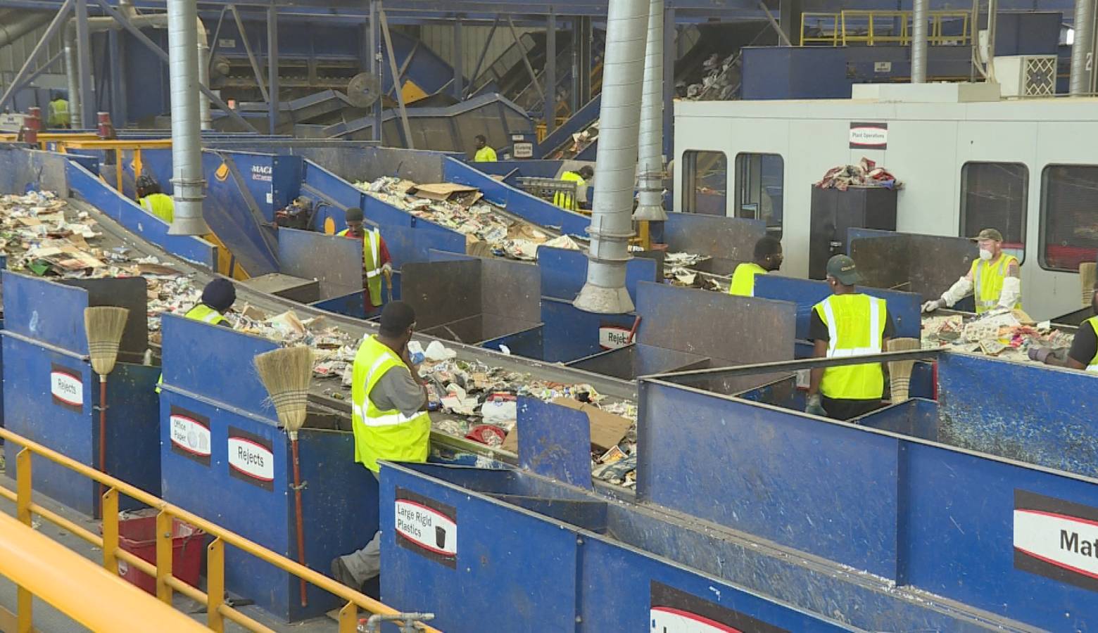 Rumpke Material Recovery Facility in Cincinnati, Ohio does not accept trash. (Zach Herndon/WTIU)