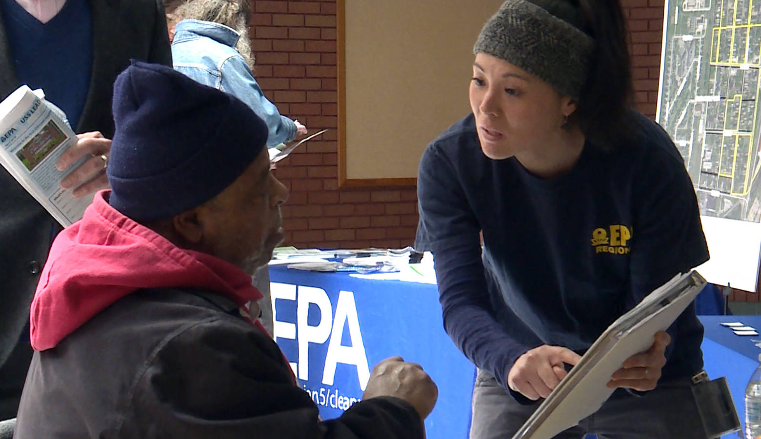EPA remedial project manager Katherine Thomas talks with a Superfund resident about the groundwater investigation. (Lauren Chapman/IPB News)