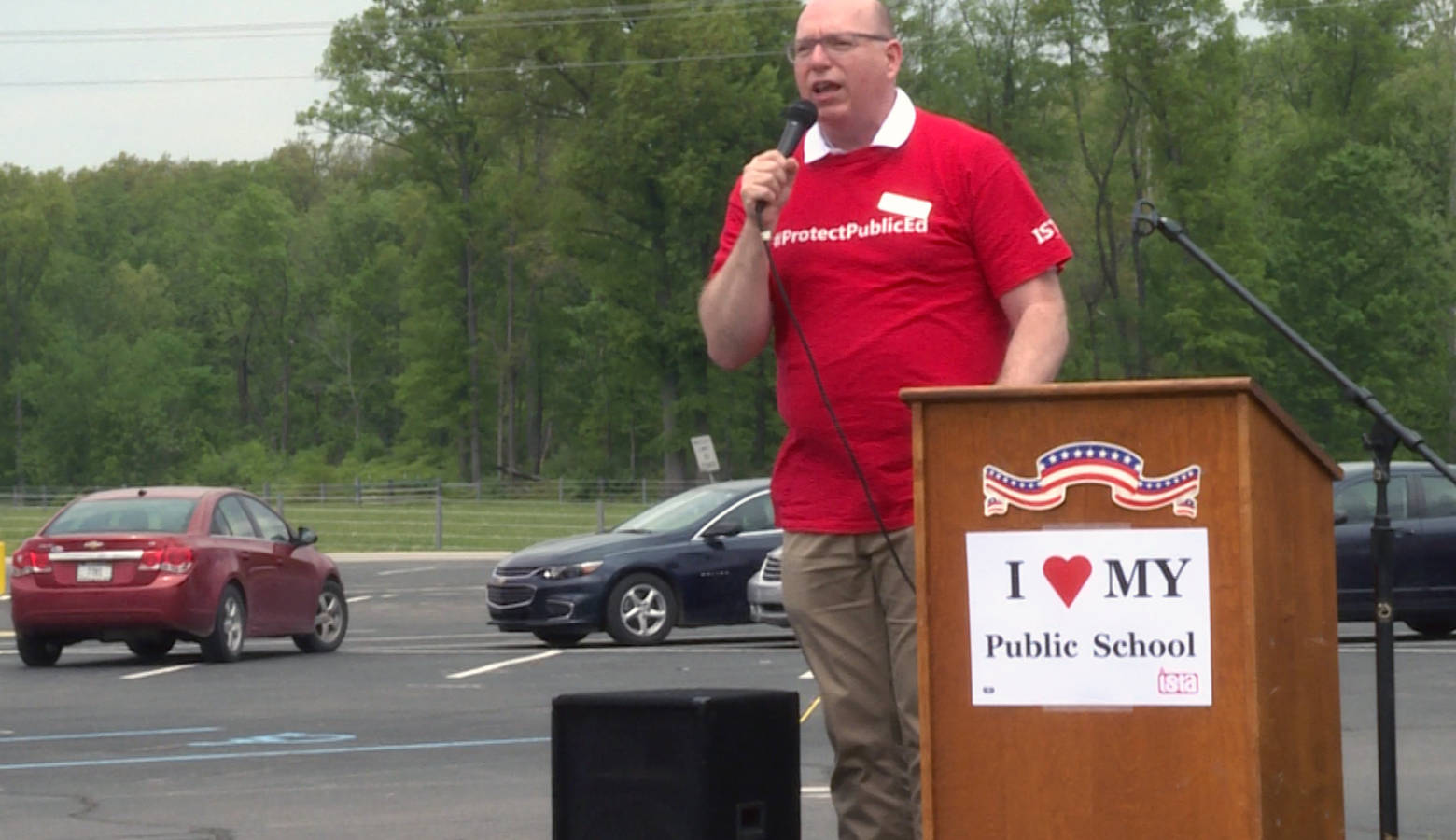 ISTA President-Elect Keith Gambill speaks at a public education rally in 2018. (Jeanie Lindsay/IPB News)
