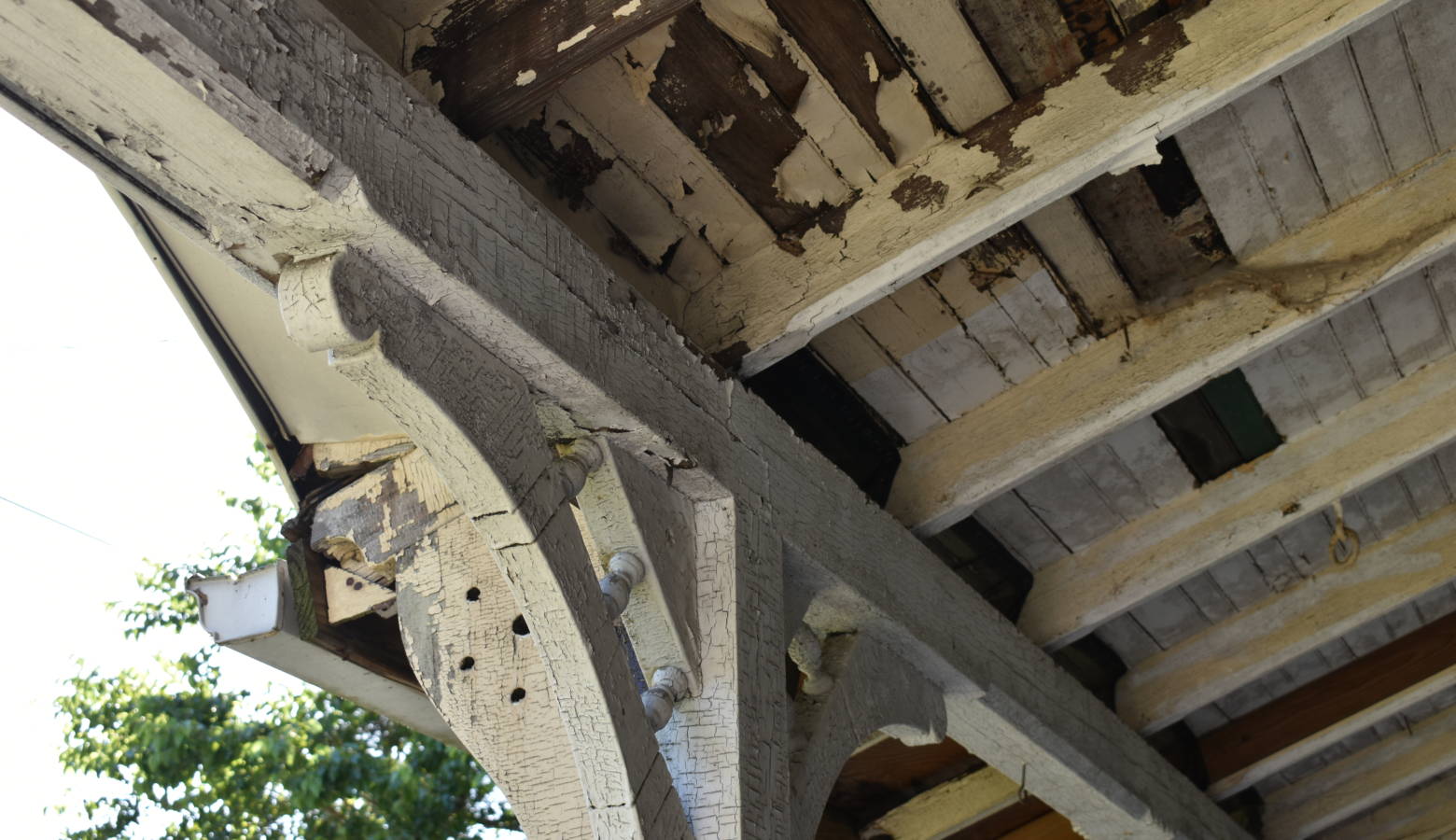 Lead paint flaking off of a porch, 2018. (Ich/Wikimedia Commons)