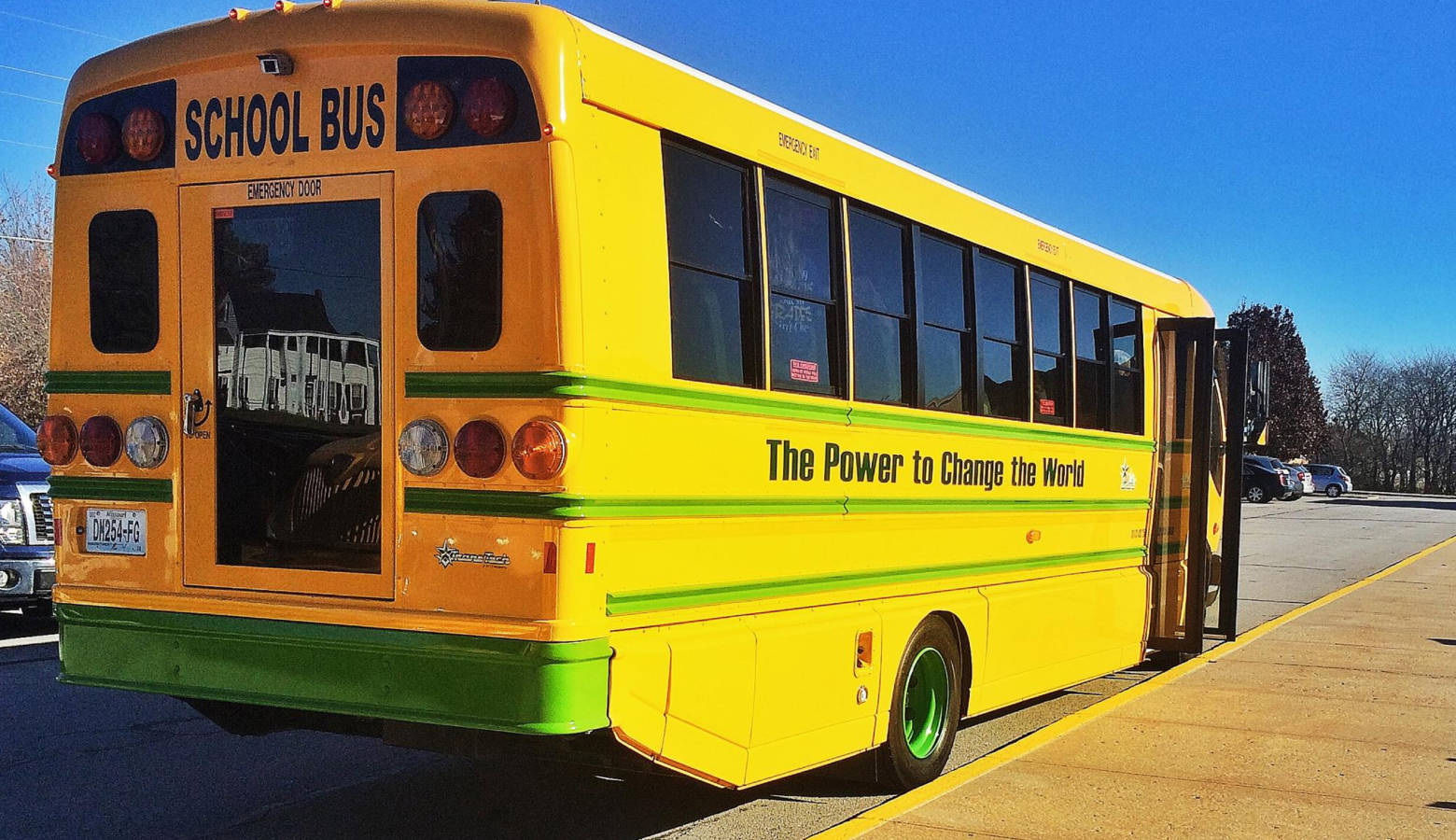 A Smith Electric School bus visits a middle school in Kansas City, Missouri, 2014. (Laura Supalla Gilchrist/Flickr)