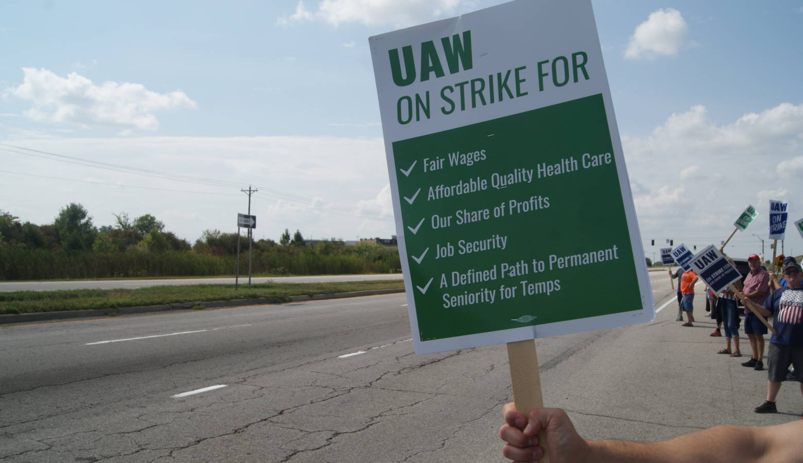 UAW Local 2209 members and supporters picket outside General Motors Fort Wayne Assembly plant. (Samantha Horton/IPB News)