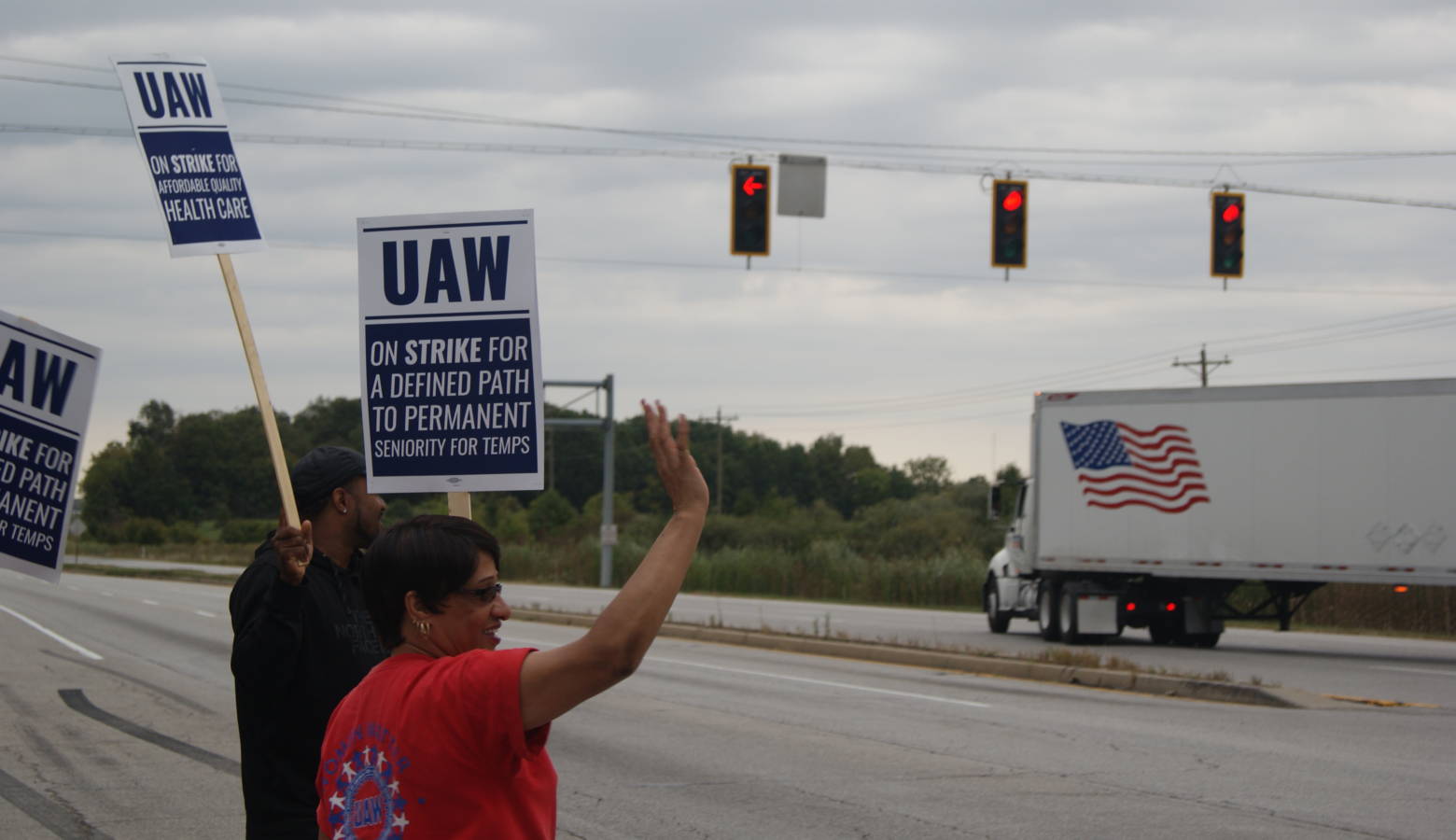 United Automobile Workers Local Union 2209 members picket outside General Motors Fort Wayne Assembly gates Friday afternoon. (Samantha Horton/IPB News)