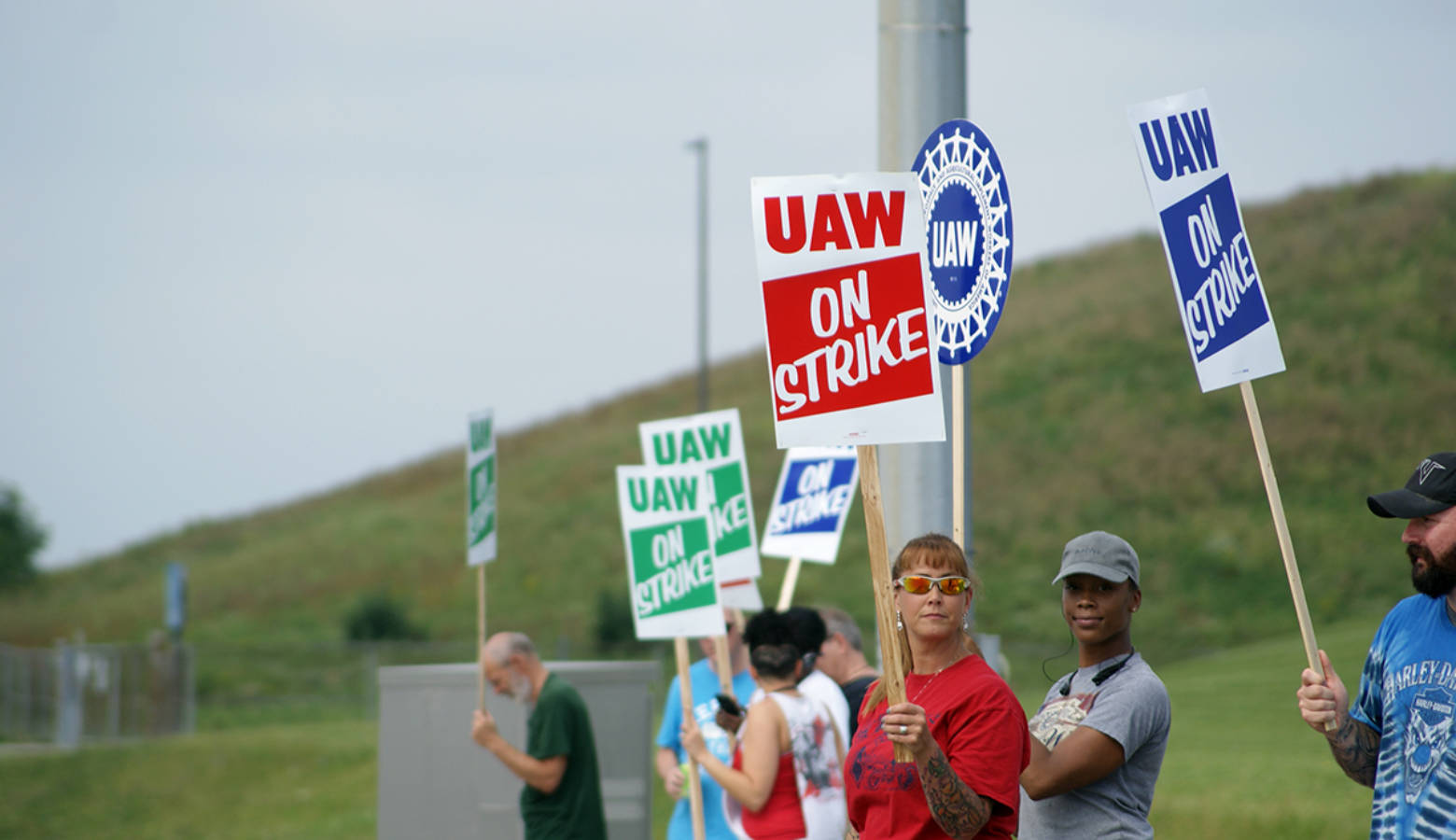 UAW workers picket in front of GM's Fort Wayne Assembly plant. (Samantha Horton/IPB News)