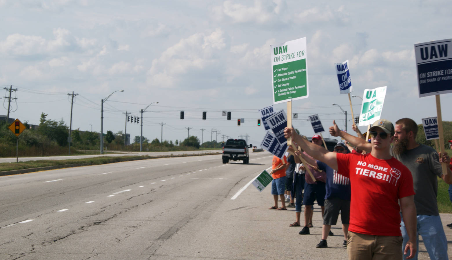 UAW members picket outside the General Motor's Fort Wayne Assembly on Sept. 21. (Samantha Horton/IPB News)