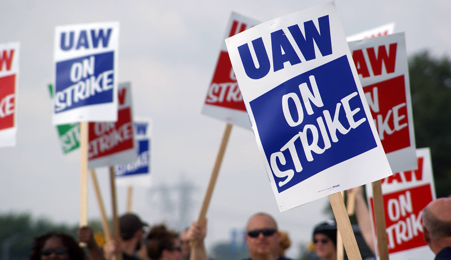 UAW members at GM's Fort Wayne Assembly plant picket during the first day of the strike. (Samantha Horton/IPB News)