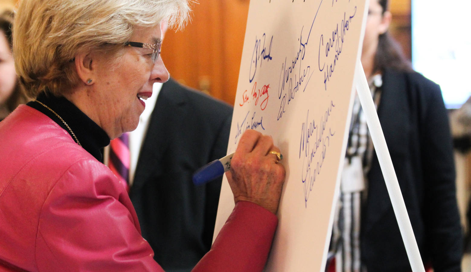 Rep. Sue Errington (D-Muncie) and other lawmakers sign a pledge to support redistricting reform. (Lauren Chapman/IPB News)