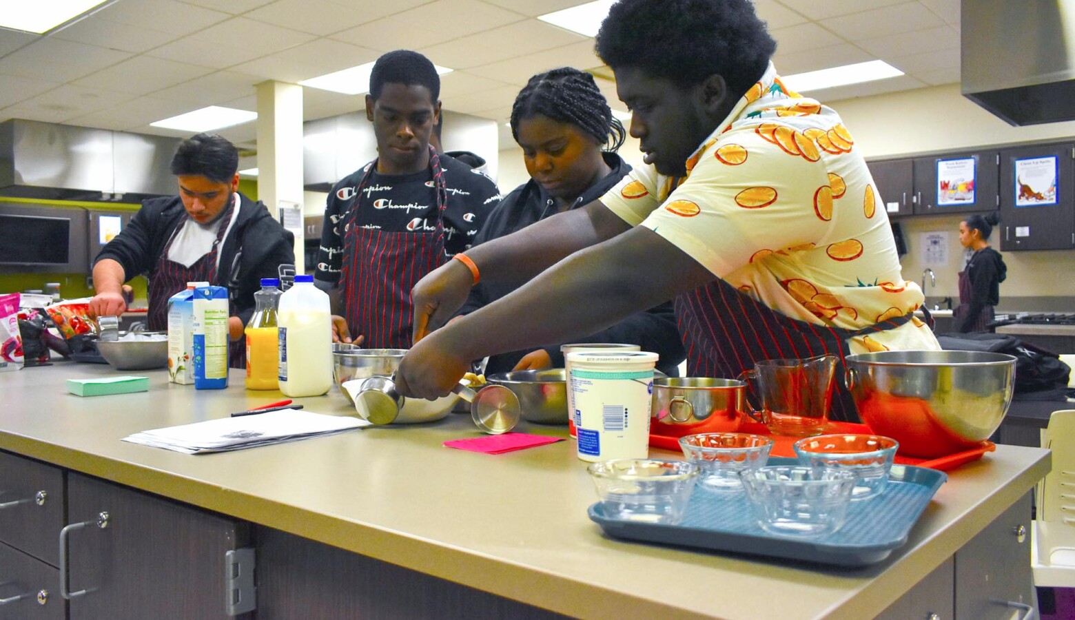 Students in a nutrition class at Pike High School make smoothies. (Justin Hicks/IPB News)