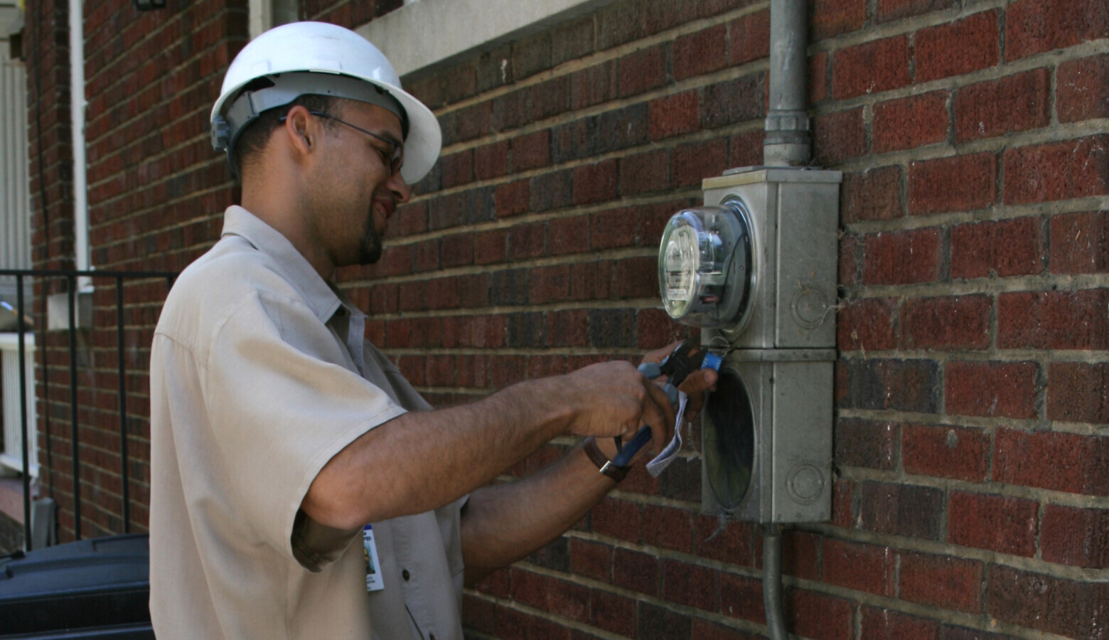 A Duke Energy technician disconnecting electricity at a residence due to nonpayment in North Carolina, 2008. (Ildar Sagdejev/Wikimedia Commons)