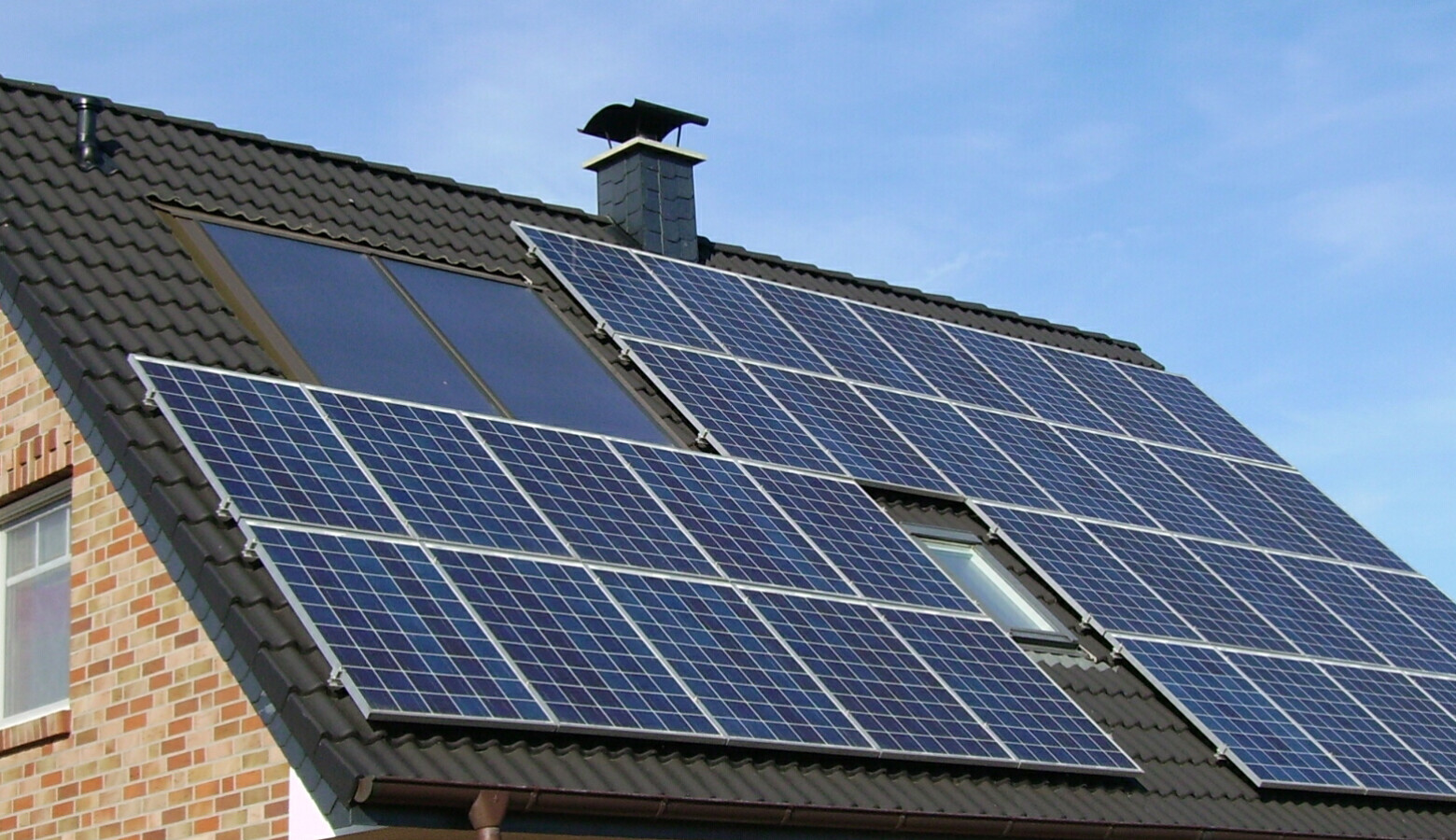 Solar panels on a roof. Higher net metering rates are set to expire in Indiana by July 2022. (Pujanak/Wikimedia Commons)