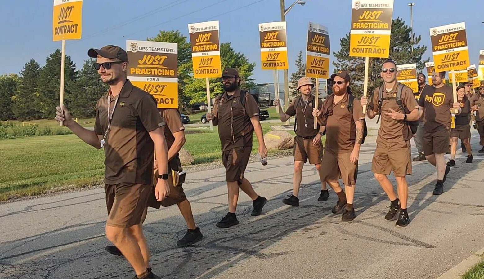 Indiana UPS workers demonstrate willingness to strike in practice picket,  negotiations set to resume – Indiana Public Radio